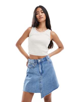 Pieces - Asymmetrischer Minirock aus Denim mit Saumdetail in hellblauer Waschung