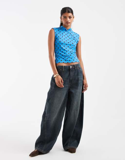 Pieces asymmetrisk jersey-top med knapper i blå og brun polkaprikket, 2 af 4