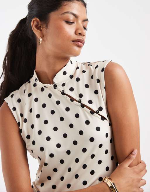 Pieces asymmetrisk jersey-top med knapper i creme og sort polkaprikket, 2 af 4