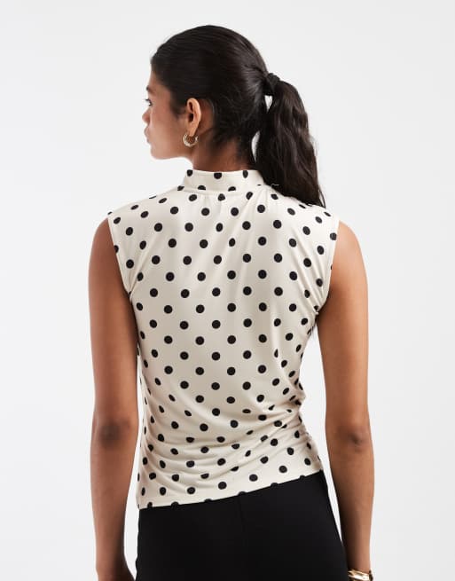 Pieces asymmetrisk jersey-top med knapper i creme og sort polkaprikket, 4 af 4