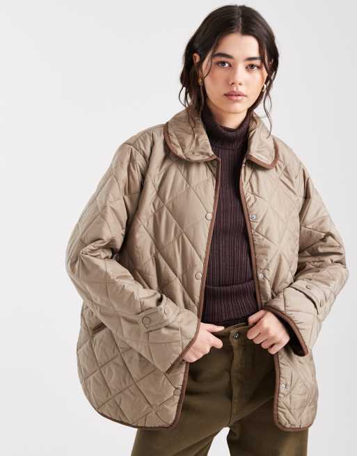 PIECES - Beige kort jakke med krave, vatteringer og kontrasterende kanter, 2 af 4