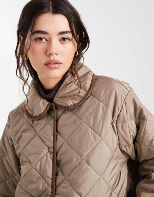 PIECES - Beige kort jakke med krave, vatteringer og kontrasterende kanter, 4 af 4