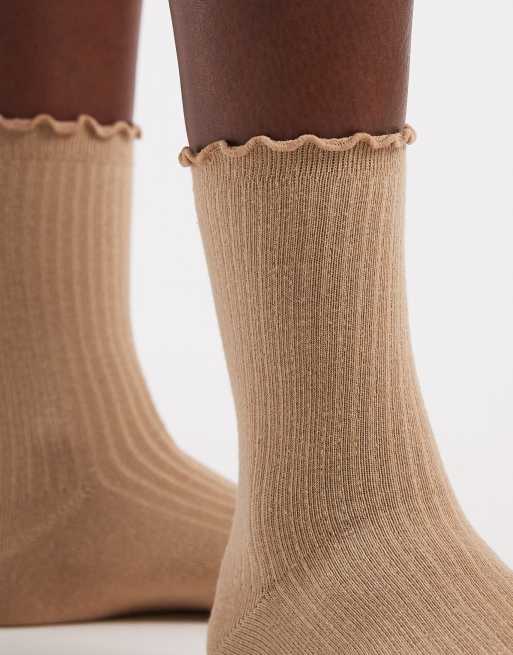 Pieces – Beige strumpor med volangkant, 2 av 3