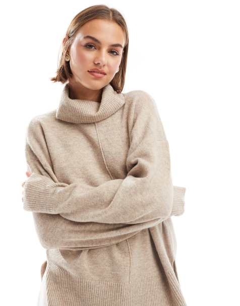 Pieces – Beżowy sweter z odwijanym golfem i ozdobnym szwem - view 1