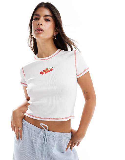 Pieces – Biały prążkowany T-shirt o przylegającym kroju z czerwonym szwem i nadrukiem pomidora