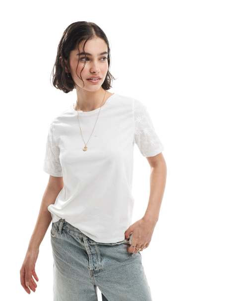 Pieces – Biały T-shirt o pudełkowym kroju z haftem angielskim na rękawach - view 1