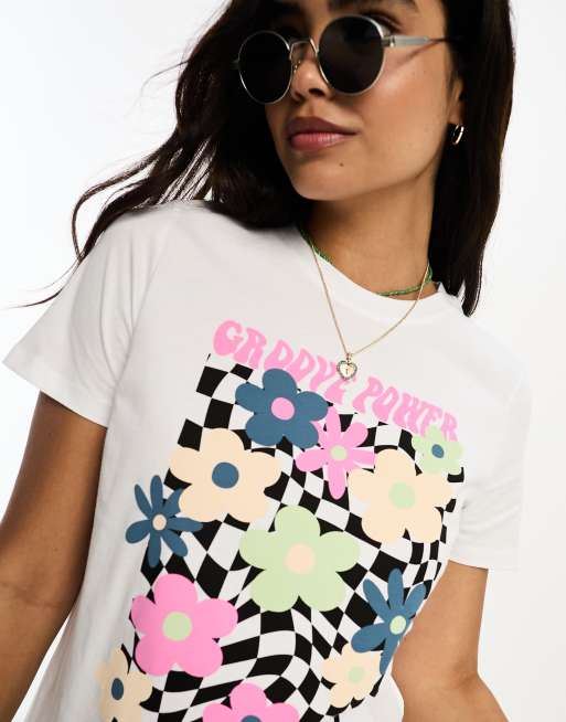 Pieces – Biały T-shirt we wzór w szachownicę z motywem kwiatu