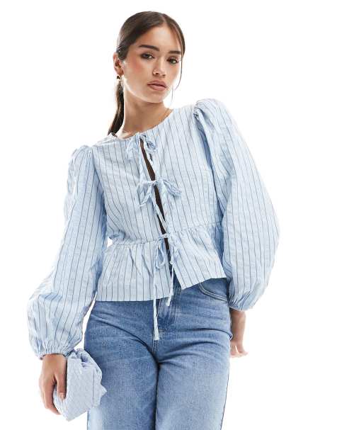 Pieces – Blårandig poplintopp i peplum-modell med knytning framtill - view 1