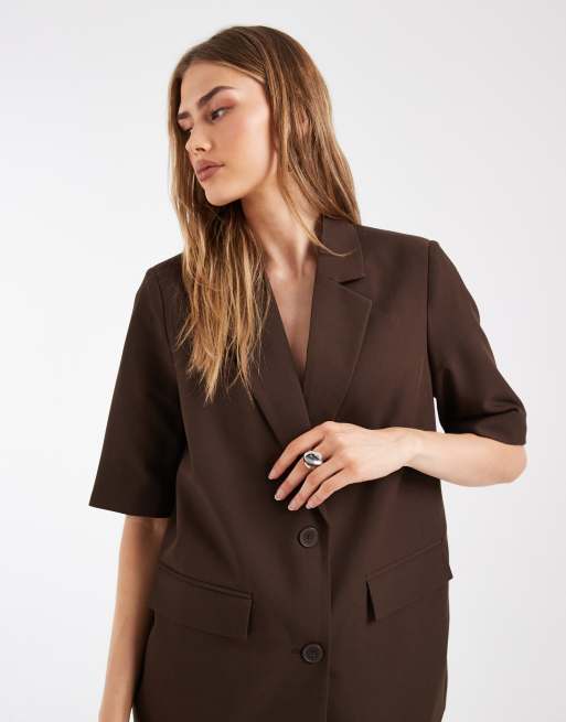 Pieces - Blazer sartoriale squadrato a maniche corte marrone cioccolato in coordinato