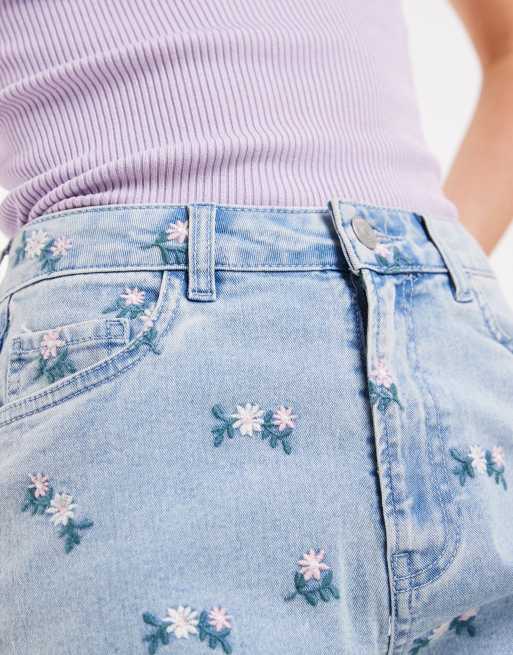 Pieces blommiga broderade denimshorts i ljusblått, 4 av 5