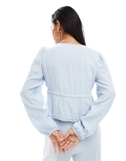 Pieces - Blouse d'ensemble courte en coton froissé avec liens noués à l'avant - Bleu clair, 2 de 4
