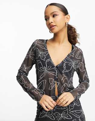 Pieces - Bluse in Schwarz aus Netzstoff mit V-Ausschnitt und Schmetterlingsprint, Kombiteil