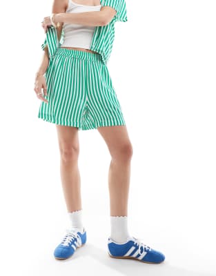 Pieces - Boyfriend-Shorts in Grün und Weiß gestreift, Kombiteil