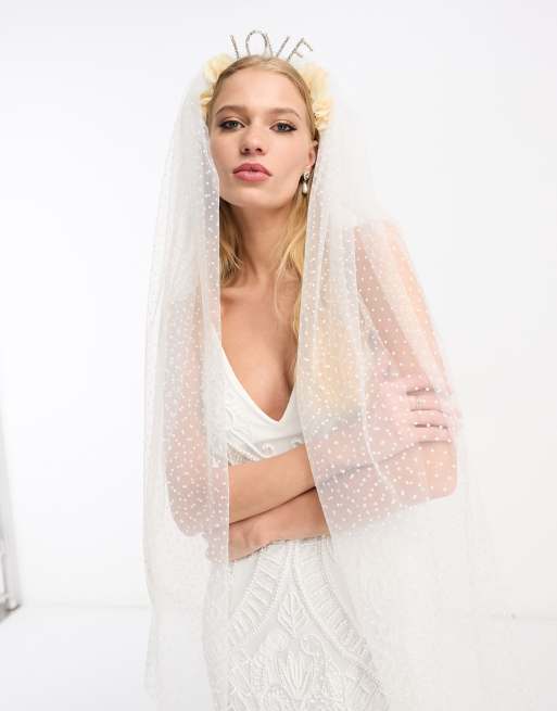 Pieces – Bride To Be – Haarreif in Weiß mit „Love“-Detail und Schleier, 4 von 4