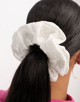 Pieces Bride To Be jacquard scrunchie in white
