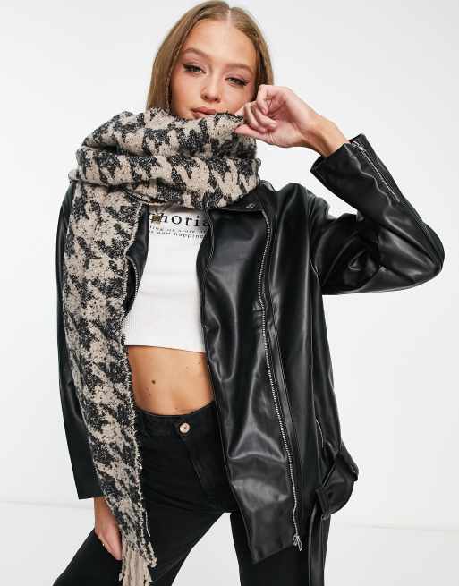 Pieces – Brun, hundtandsmönstrad halsduk i oversize med tofsar och supermjuk textur, 2 av 4