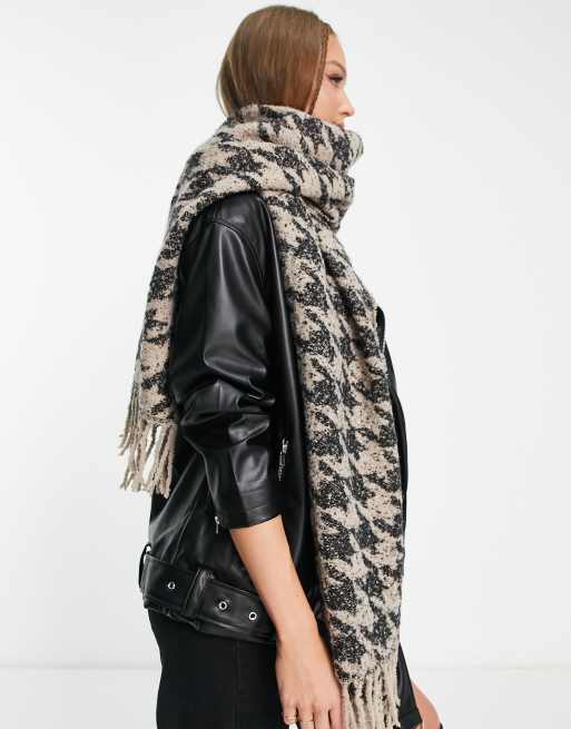 Pieces – Brun, hundtandsmönstrad halsduk i oversize med tofsar och supermjuk textur, 4 av 4