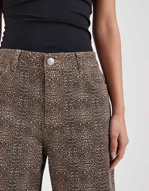 Pieces – Bruna, leopardmönstrade jeansshorts i lång modell, 4 av 5