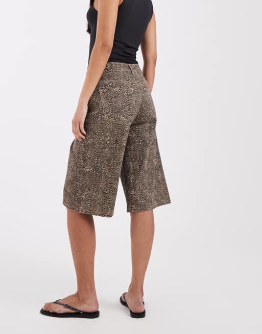 Pieces – Bruna, leopardmönstrade jeansshorts i lång modell, 5 av 5