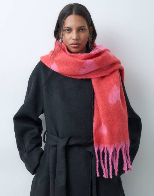 Pieces bufanda ultrasuave con borlas y estampado de corazones en rojo y rosa, 5 de 5