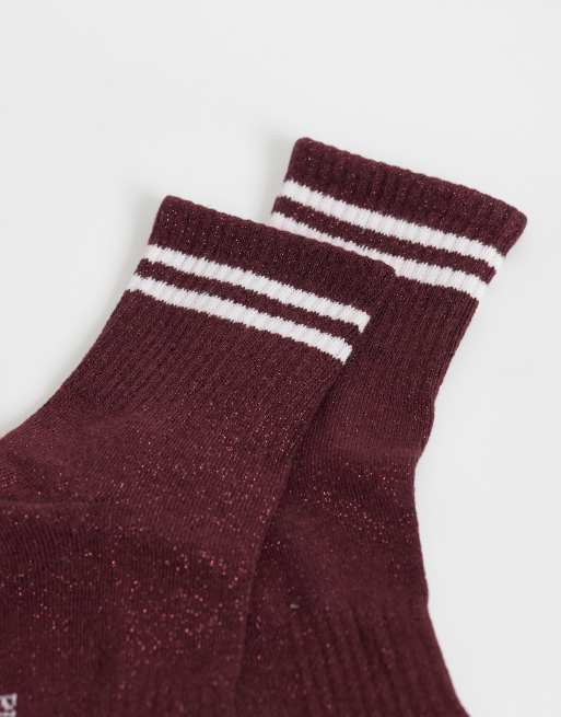 Pieces - Calcetines deportivos burdeos a rayas con purpurina, 2 de 3