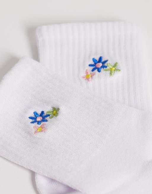 Pieces - Calcetines tobilleros blancos con bordado floral, 2 de 3