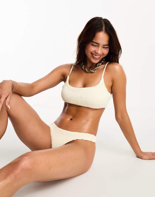 Pieces – Camisole-Bikinioberteil in Cremeweiß mit Kräuselstruktur