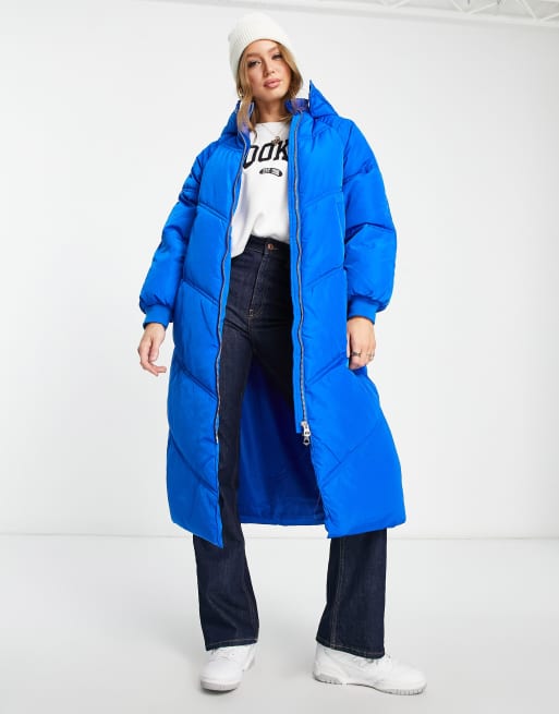 PIECES - Cappotto imbottito taglio lungo blu intenso con cappuccio