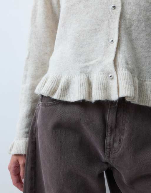 Pieces Cardigan mit Volant an den Ärmelbündchen und Knopfdetails in Cremeweiß, 2 von 4
