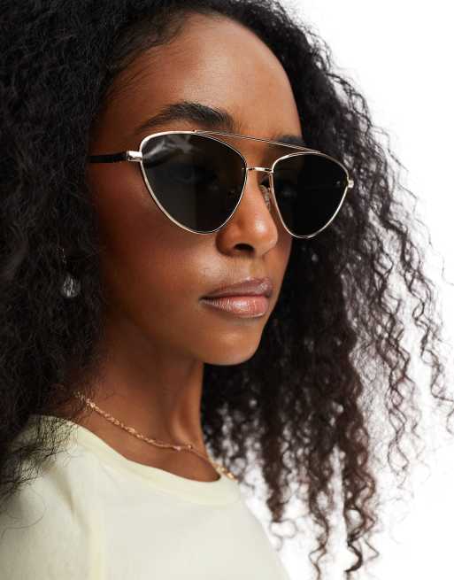 Pieces – Cat-Eye-Sonnenbrille mit eckigem Metallgestell in Gold und schwarz getönten Gläsern, 3 von 3
