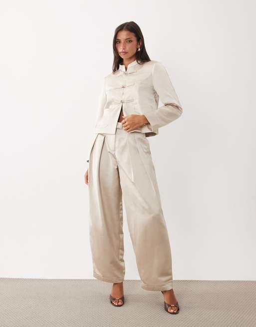 Pieces - chaqueta satinada de conjunto con cierre estilo mao en dorado, 2 de 4