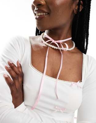 Pieces - Choker-Halskette in Rosa mit Kunstperlen und Satin-Schleife-Weiß