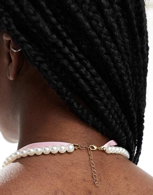 Pieces – Choker-Halskette in Rosa mit Kunstperlen und Satin-Schleife, 3 von 4