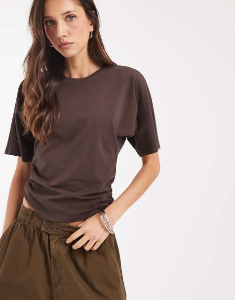 Pieces – Chokladbrun t-shirt med rysch och indragen midja - view 1