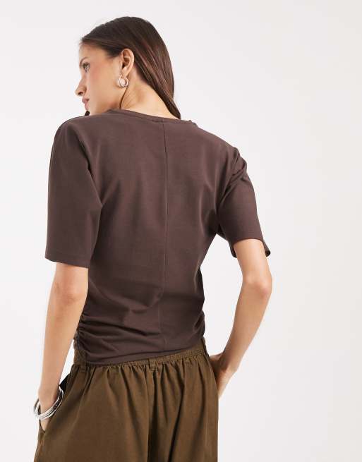 Pieces – Chokladbrun t-shirt med rysch och indragen midja , 4 av 4