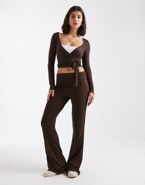 Pieces - Chokoladebrunt sæt med slå om-top og leggings med svaj - view 1