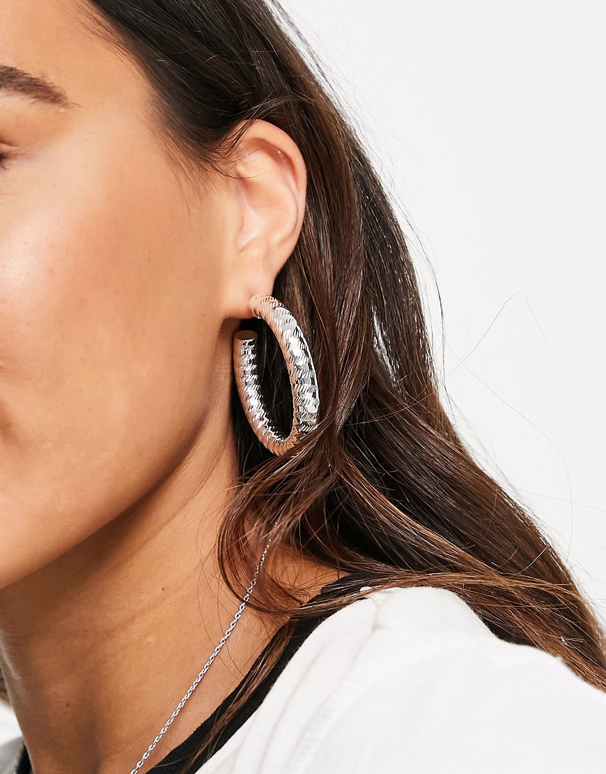 Pieces chunky textured hoop earrings in silver-Gold