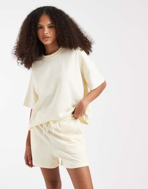 Pieces - Co-ord set van recht T-shirt en short met hoge taille van sweatstof in beige - view 1