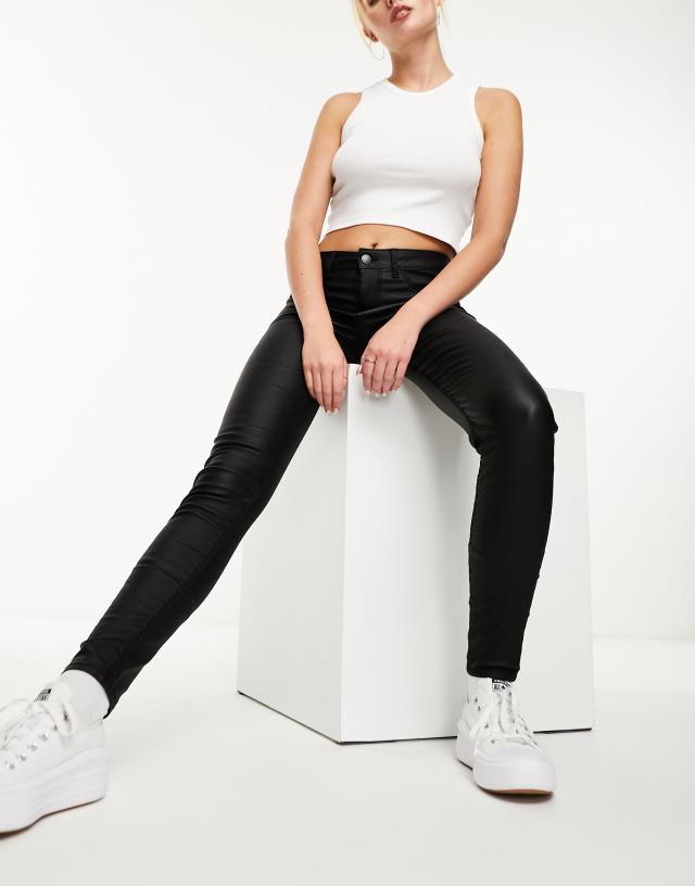 Pieces - coated skinny jeans in black