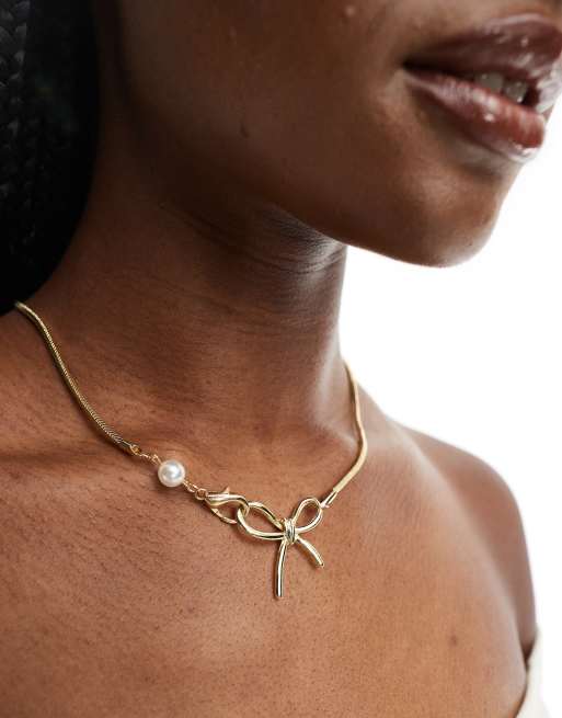 Pieces - Collana color oro con perle sintetiche e fiocco