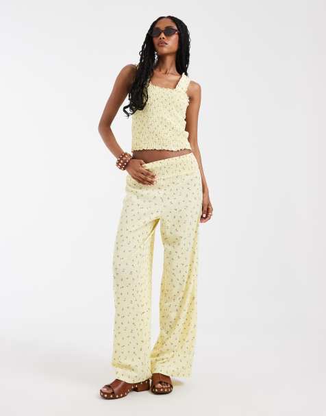Pieces - Completo punto smock con top a fiorellini con spalline larghe e pantaloni giallo pastello - view 1