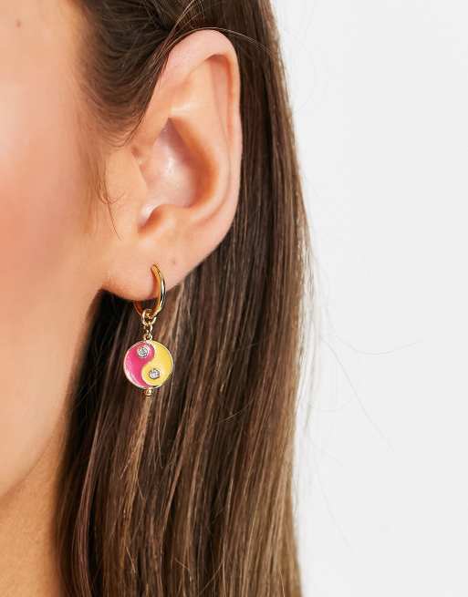 Pieces – Creolen in Gold-Optik mit Yin-Yang-Anhänger