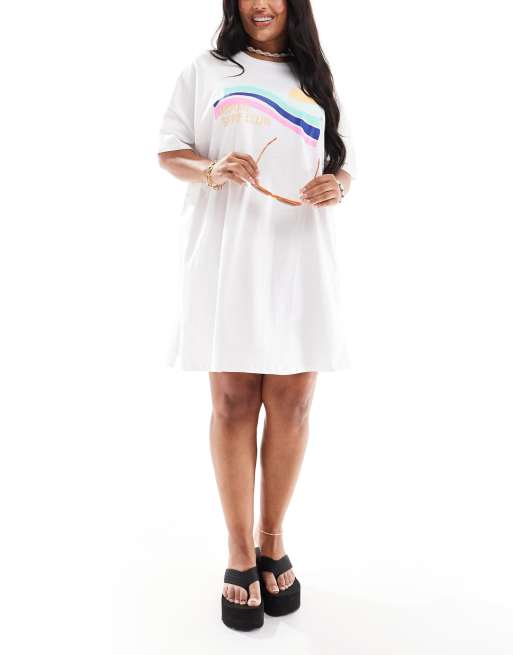 Pieces Curve – Biała T-shirtowa sukienka plażowa mini z napisem „Surf Club”