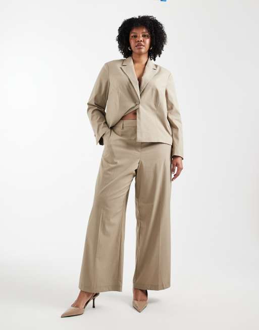 Pieces Curve - Coordinato sartoriale beige con blazer corto e pantaloni a fondo ampio