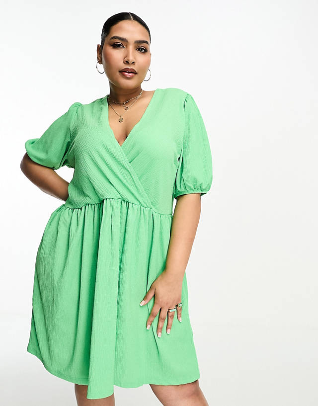 Pieces Plus - Pieces Curve exclusive textured v neck smock mini dress in bright green