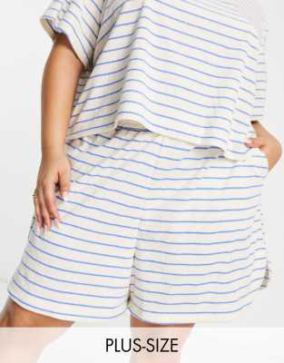 Pieces Curve – Gestreifte Frottee-Shorts in Cremeweiß und Blau