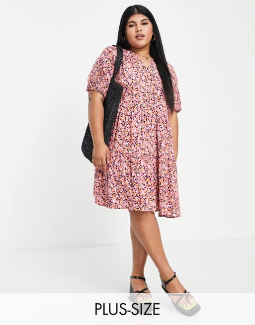 Pieces Curve – Gestuftes Mini-Hängerkleid mit V-Ausschnitt und Blümchenmustermix