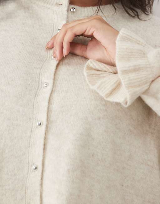 Pieces Curve gilet à volants aux poignets et à la base, avec détails boutonnés, crème, 4 de 4