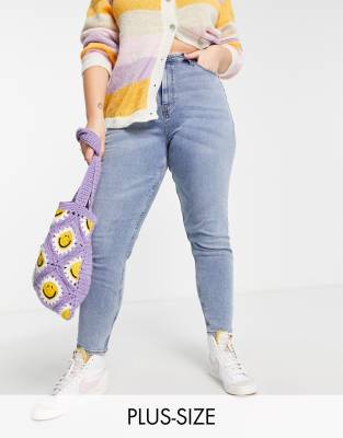 Pieces Curve - Kesia - Mom-Jeans in gebleichter Waschung mit hohem Bund-Blau