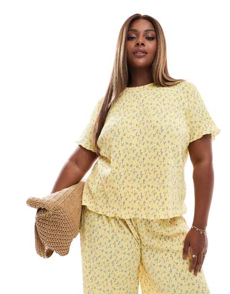 PIECES Curve mini plisse baby tee in ditsy yellow flower print (Part of a set) - view 1